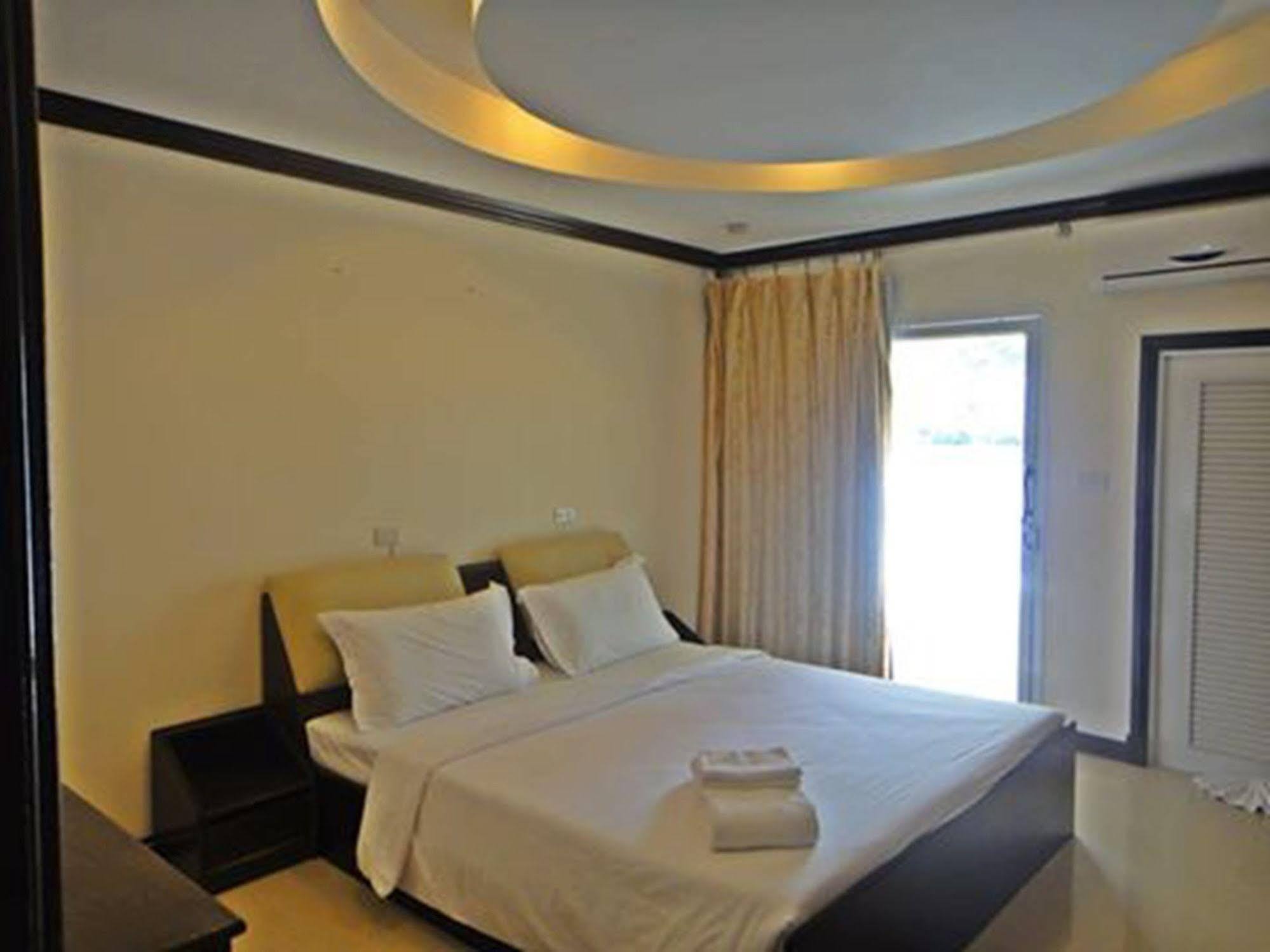 Safe House Hostel Patong Exterior photo